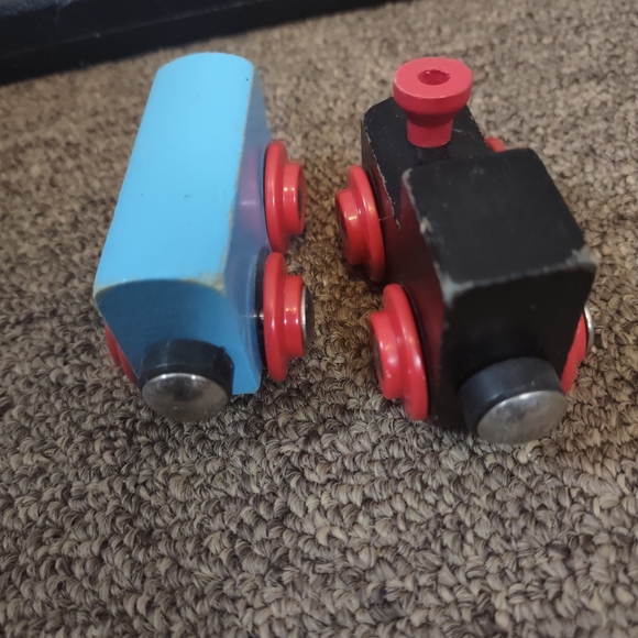 Wooden magnetic train, caboose, and four green trees lot - Picture 9 of 16